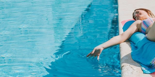 como-mantener-limpia-el-agua-de-la-piscina